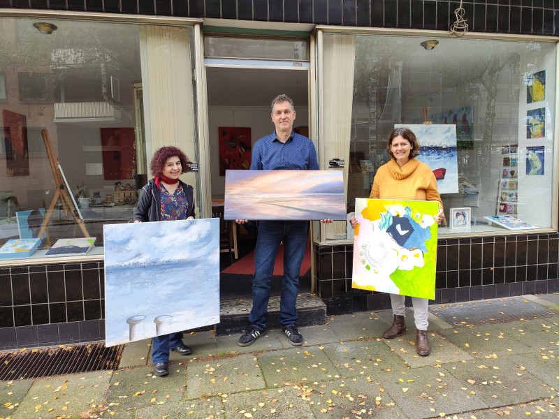 Künstleratelier Rossberg Eilbek - Künstler vor dem Atelier mit ihren Bildern
